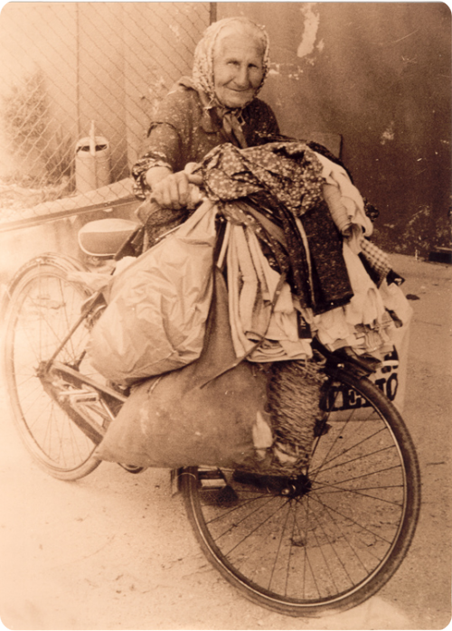 donna-anziana-bicicletta.png